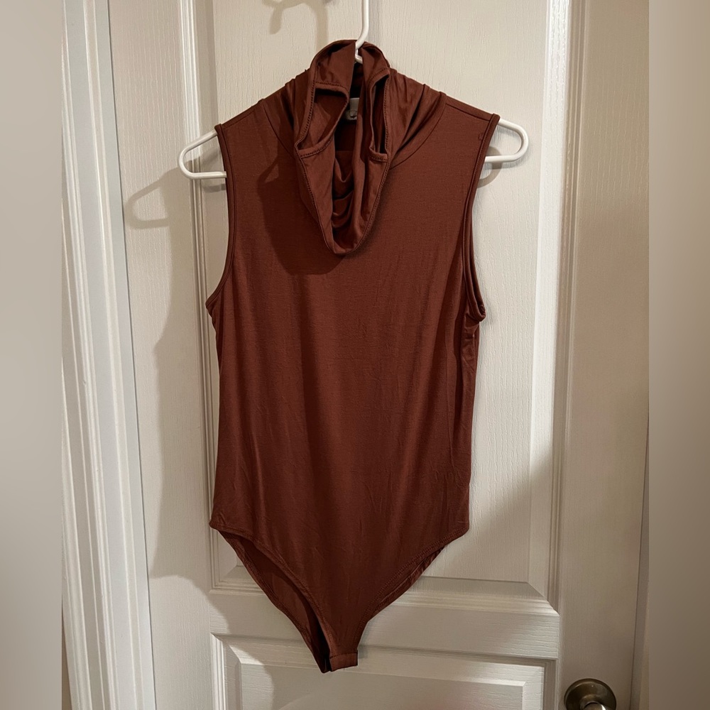 NWOT Beautiful sleeveless bodysuit with turtleneck size medium